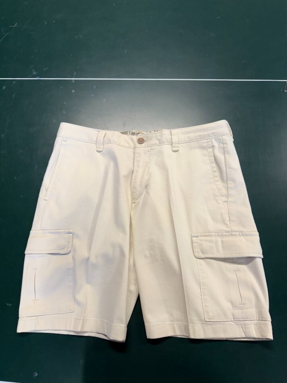 Tommy Bahama Men’s Cream Stretch Cotton Cargo Shorts Size 32